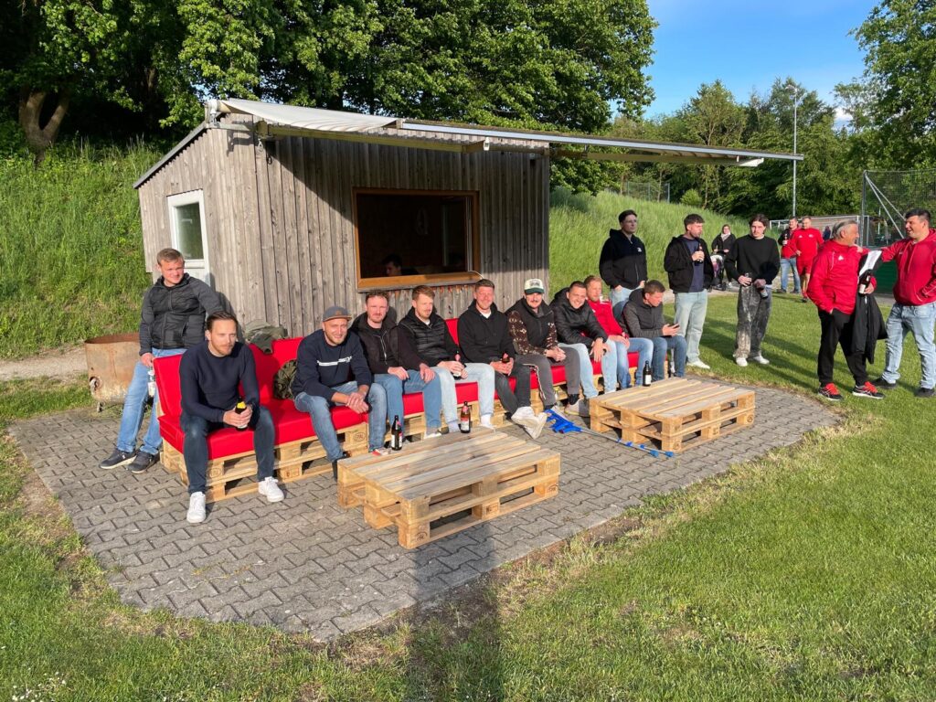 Die neue Sitzgelegenheit fand guten Anklang beim Heimspiel der zweiten Mannschaft am Mittwoch Abend.